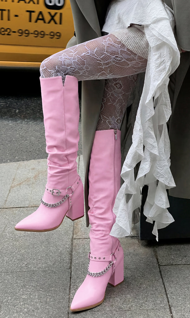 TEXAS LOOK PARA USAR EN DATES EN LA CIUDAD COMBINANDO BOTAS ROSAS DE TACON CUADRADO CON MEDIAS BLANCAS DE ENCAJE Y FALDA CON SUETER GRIS