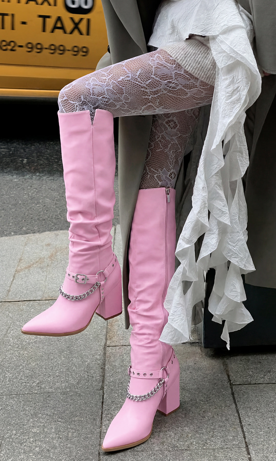 TEXAS LOOK PARA USAR EN DATES EN LA CIUDAD COMBINANDO BOTAS ROSAS DE TACON CUADRADO CON MEDIAS BLANCAS DE ENCAJE Y FALDA CON SUETER GRIS