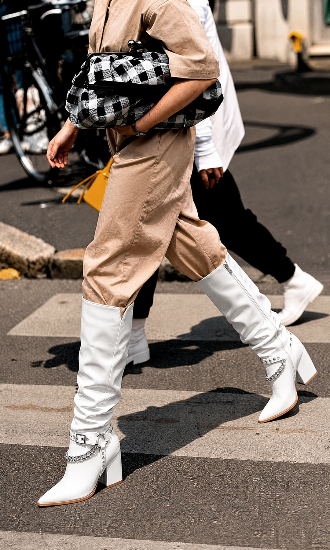TEXAS STREET STYLE LOOK LUCIENDO BOTAS BLANCAS DEBAJO DE LA RODILLA CON ENTERIZO COLOR NUDE MIENTRAS SOSTIENE CLUTCH DE MANO TAMAÑO OVERSIZE 
