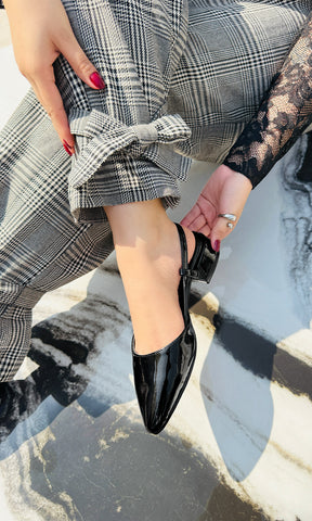 THALIA LOOK SEMI FORMAL COMBINANDO ZAPATILLAS NEGRAS SLINGBACK CON PANTALON GRIS DE CUADROS Y BLUSA NEGRA CON ENCAJE