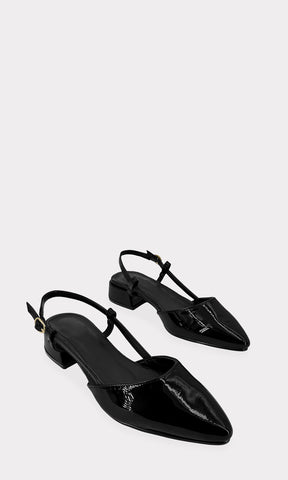 THALIA ZAPATILLAS NEGRAS DESTALONADAS CONFECCIONADAS EN CHAROL CON PUNTA CERRADA POINTY Y TACON BAJO DE 3.5 CM PARA USAR EN LOOKS DE OFICINA