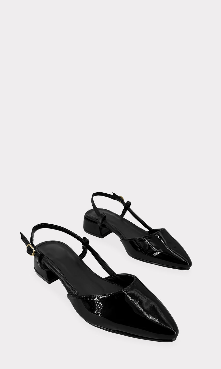 THALIA LOOK SEMI FORMAL COMBINANDO ZAPATILLAS NEGRAS SLINGBACK CON PANTALON GRIS DE CUADROS Y BLUSA NEGRA CON ENCAJE