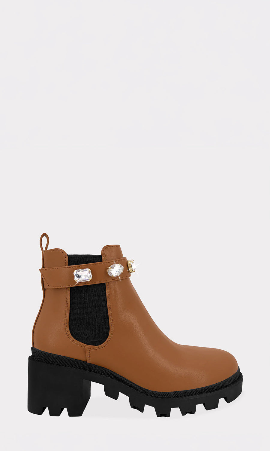 TIFFANY LOOK OTOÑAL CON BOTINES DE PISO COLOR CAMEL Y DETALLE DE PEDRERIA COMBINADO CON VESTIDO BLANCO DE OLANES Y CHAQUETA DE VINIPIEL BIKER