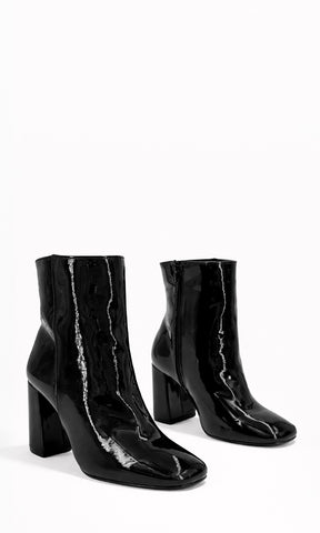 TOFFEE BOTINES NEGROS CASUALES PARA MUJER CON TACON CUADRADO DE 9 CM Y TERMINACION CUADRADA CONFECCIONADOS EN CHAROL CON CIERRE AL COSTADO