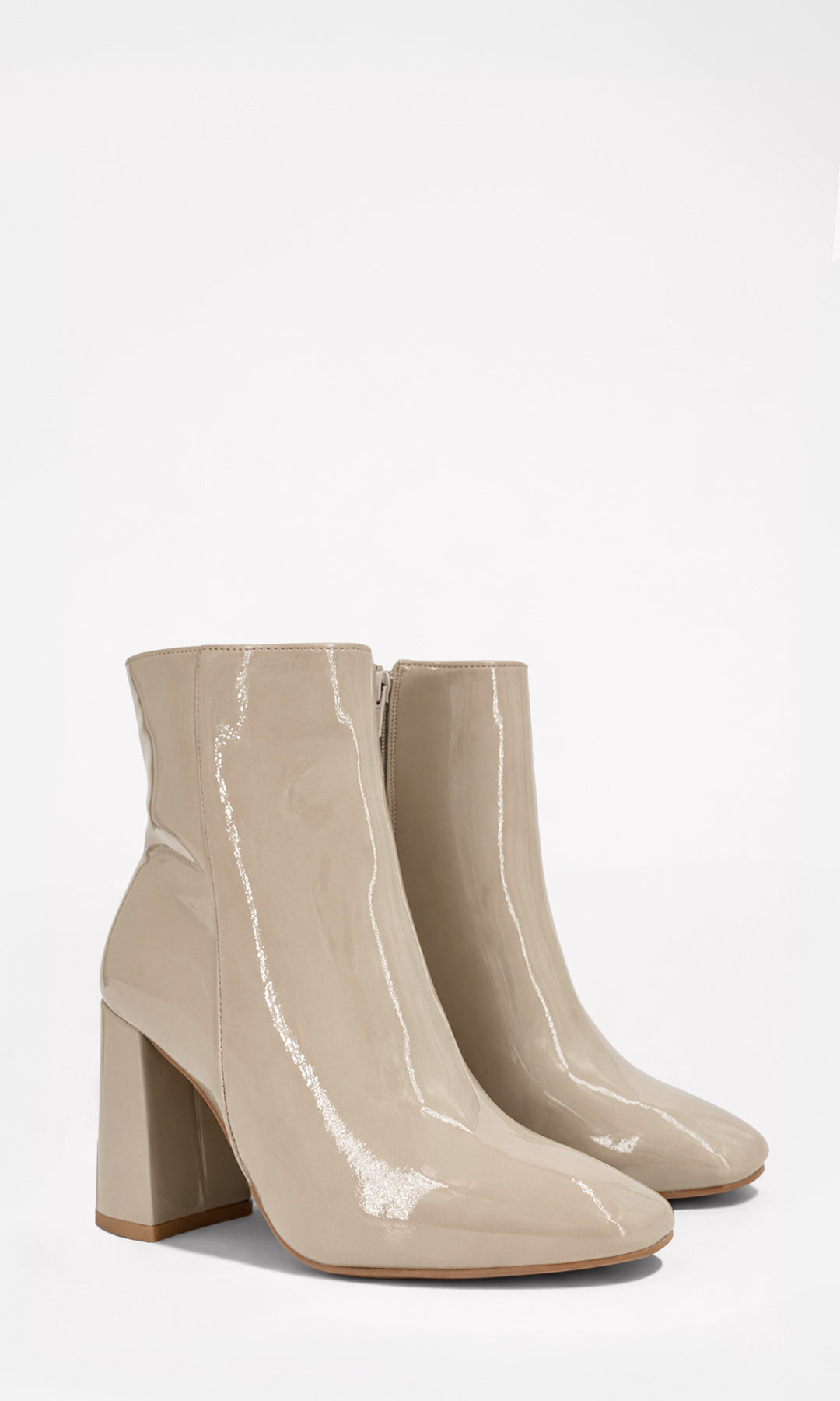 TOFFEE BOTINES NUDE DE CHAROL CON PUNTA CERRADA CUADRADA Y TACON GRUESO DE 9 CM PARA USAR EN LOOKS CASUALES PARA MUJER