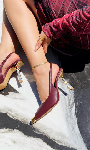 TOKYO LOOK DE OFICINA CASUAL USANDO ZAPATILLAS DE AGUJA Y VESTIDO CORTO COLOR BURGUNDY PARA VERSE EN TENDENCIA