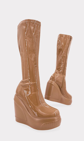 TRISHA BOTAS LARGAS ABAJO DE LA RODILLA COLOR CAMEL HECHAS DE MATERIAL BRILLOSO Y TACON GRUESO CON COSTURAS AL FRENTE