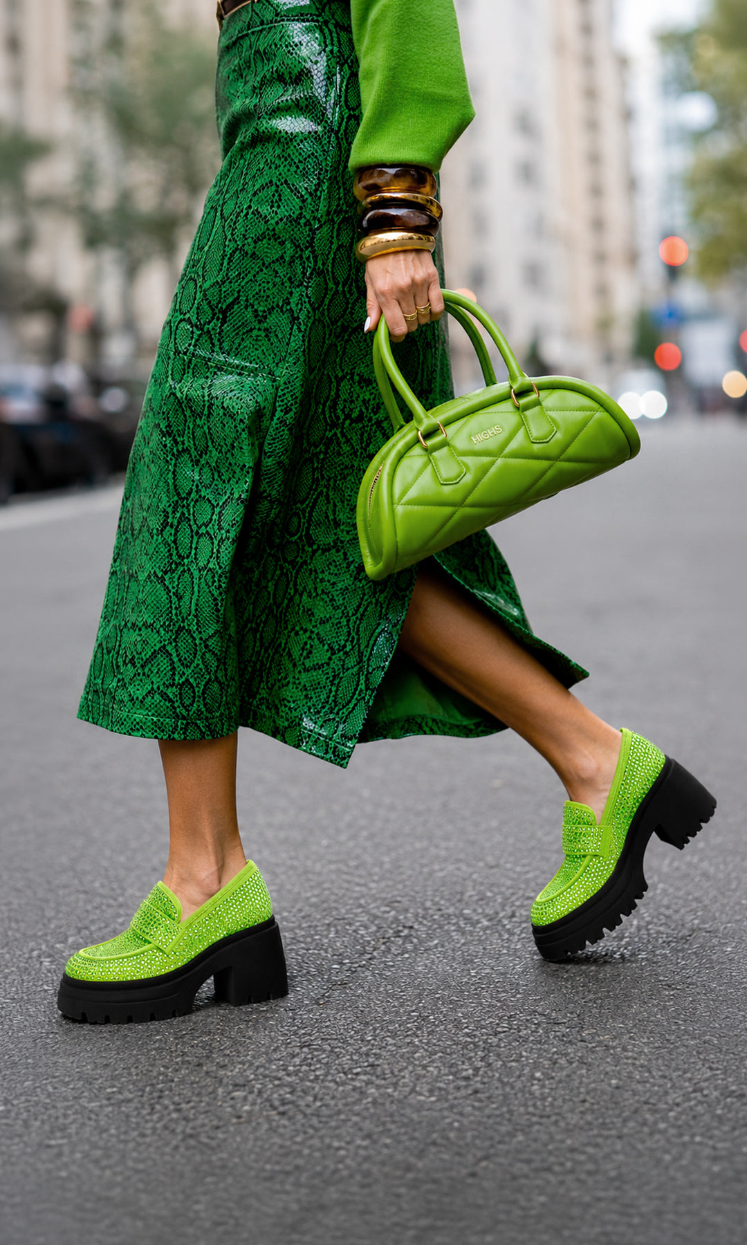 TUXEDO STREET STYLE LOOK COMBINANDO MOCASINES VERDES CON FALDA LARGA ESTAMPADO SNAKE Y SUETER TEJIDO OVERSIZE CUELLO ALTO CON MAXI JOYERIA 
