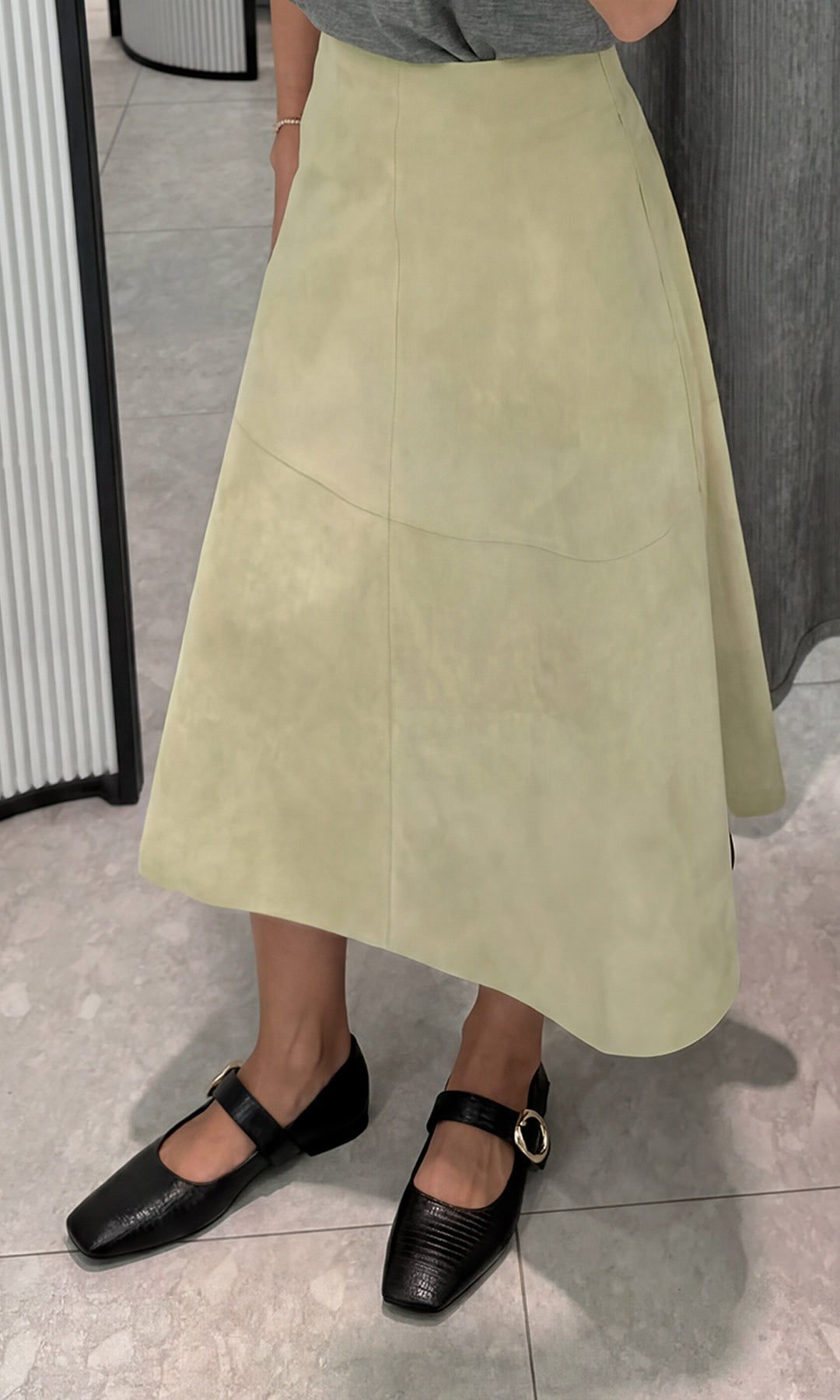 VALERIE CÓMO COMBINAR FALDA VERDE LIMON CON T-SHIRT GRIS Y ZAPATOS NEGROS MARY JANE PARA LUCIR CASUAL-CHIC