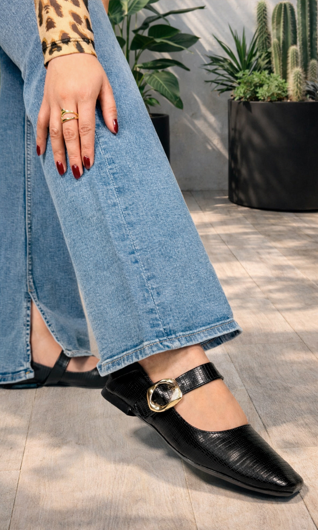 VALERIE LOOK CASUAL PARA USAR EN SALIDAS CON AMIGAS COMBINANDO JEANS DE TIRO ALTO CON FLATS NEGROS Y BLUSA DE LEOPARDO