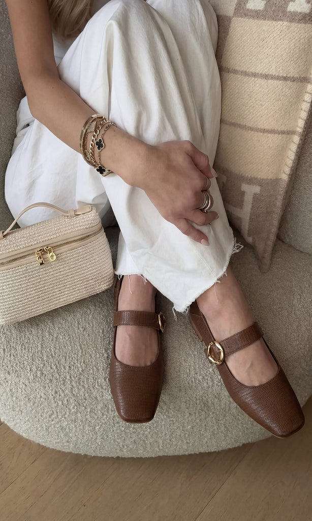 VALERIE OLD MONEY LOOK USANDO FLATS COLOR CAMEL CON PANTALON LINO BLANCO Y TOP COLOR ARENA A JUEGO CON BRAZALETE VAN CLEEF Y BOLSO