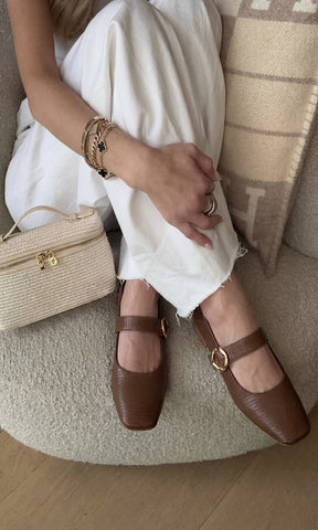 VALERIE OLD MONEY LOOK USANDO FLATS COLOR CAMEL CON PANTALON LINO BLANCO Y TOP COLOR ARENA A JUEGO CON BRAZALETE VAN CLEEF Y BOLSO
