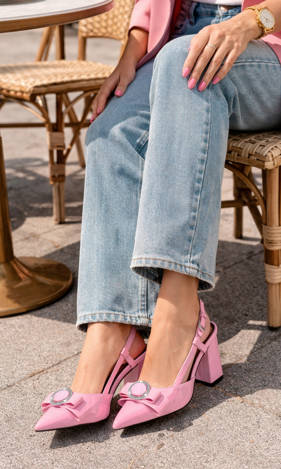 VANNITY COMO IR A UN DESAYUNO CON AMIGAS USANDO ZAPATILLAS ROSAS CON PANTALON WIDE-LEG COMBINADO CON BLUSA BLANCA Y BLAZER ROSA SUPER CHIC