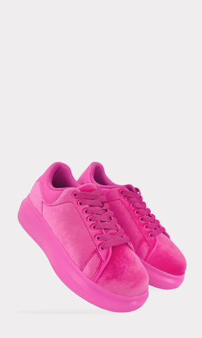 VELVY FASHION SNEAKERS CON SUELA CORRIDA Y AGUJETAS AL FRENTE PARA USAR CON UN SHORT BIKER