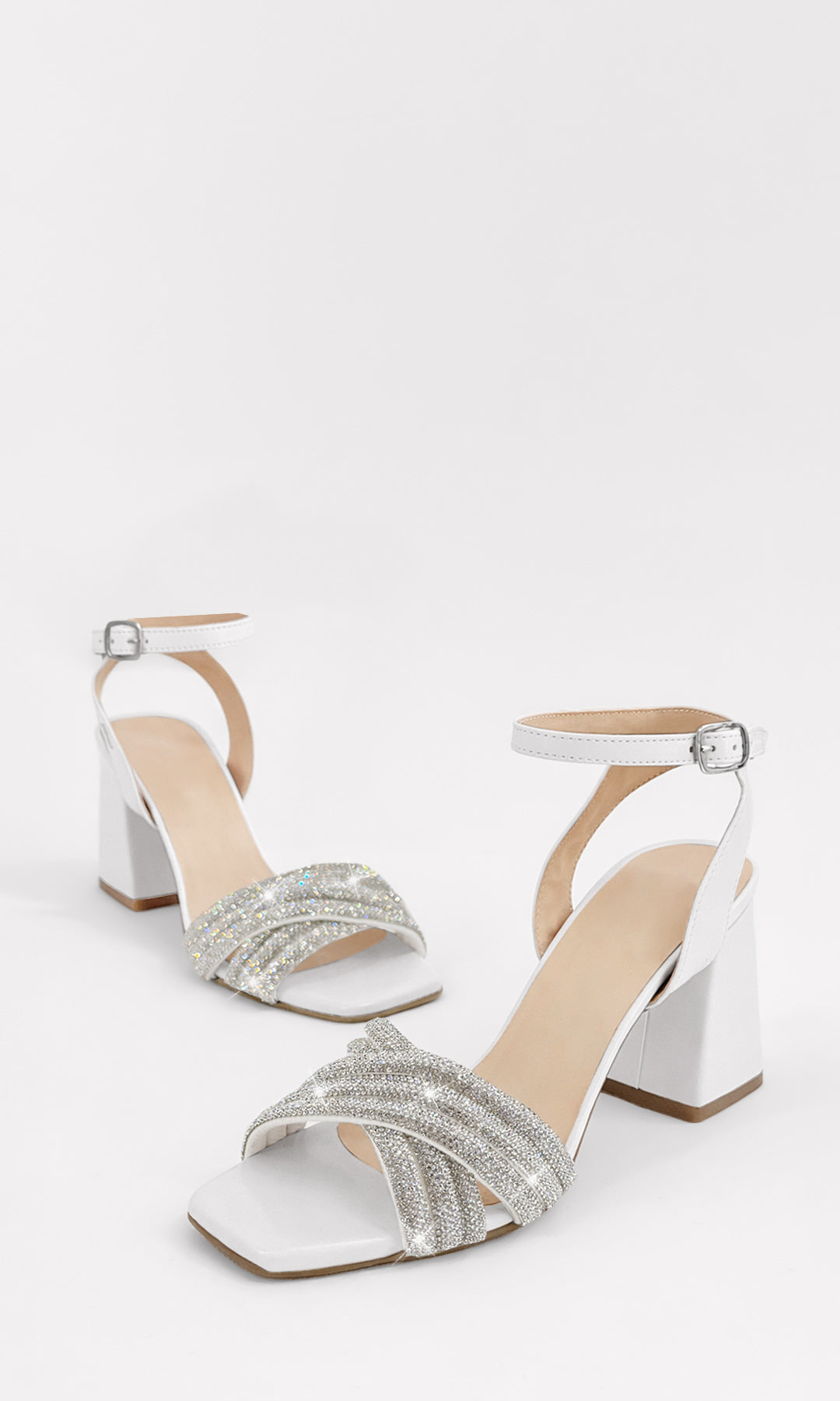 VENUS ZAPATILLAS BLANCAS PARA USAR CON VESTIDOS DE NOVIA CONFECCIONADAS EN VINIPIEL CON STRAPS DE BRILLOS ARRIBA DE LOS DEDOS Y TACON CUADRADO DE 8.5 CM
