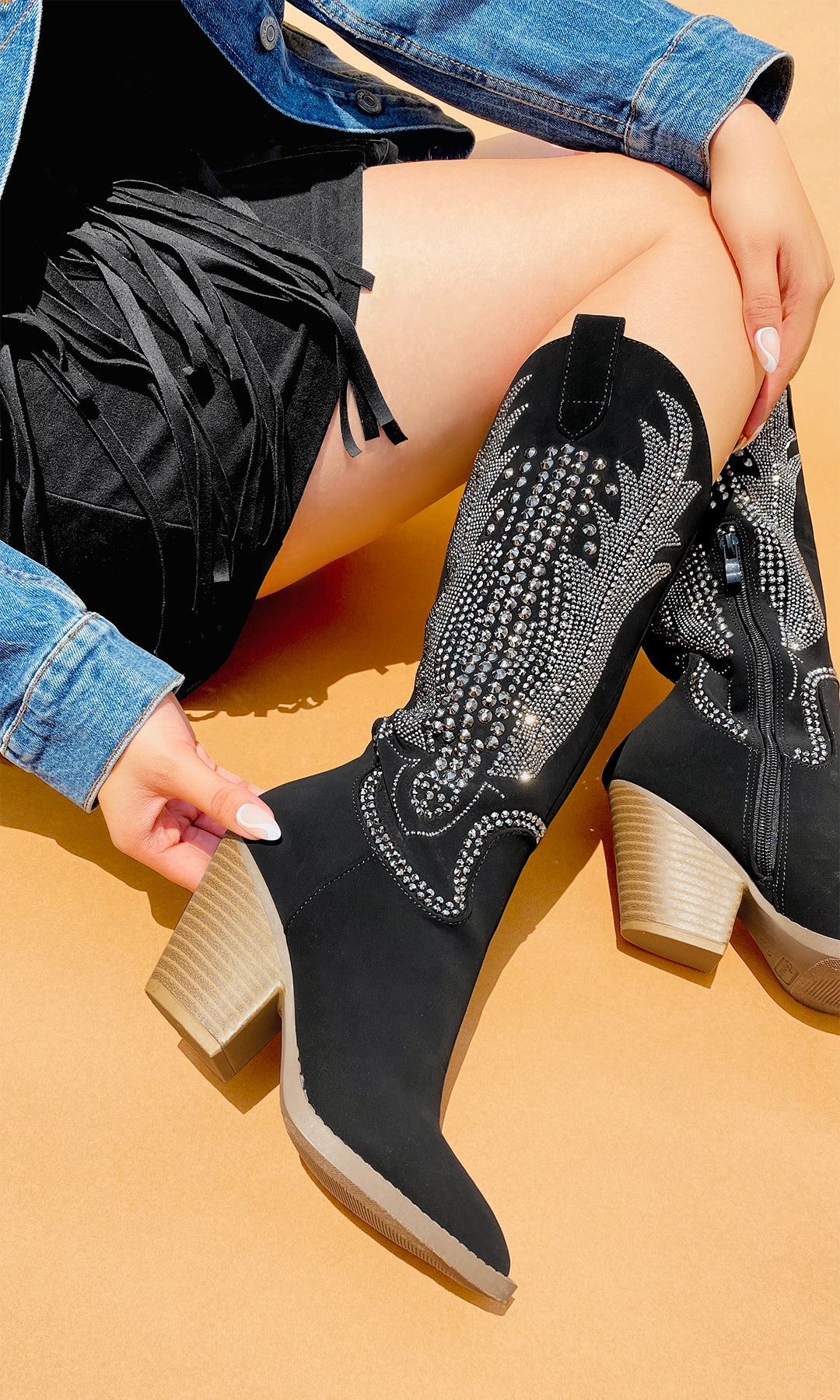 VIANNEY LOOK VAQUERO DE MUJER USANDO VESTIDO NEGRO DE FLECOS CON BOTAS PUNTIAGUDAS DE TACON CUADRADO Y CHAMARRA DENIM