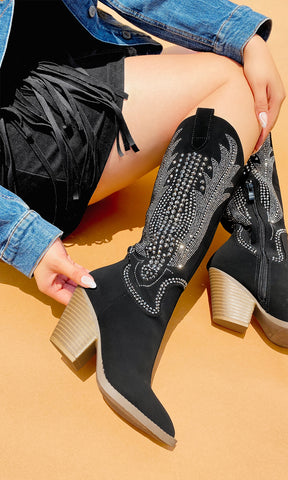 VIANNEY LOOK VAQUERO DE MUJER USANDO VESTIDO NEGRO DE FLECOS CON BOTAS PUNTIAGUDAS DE TACON CUADRADO Y CHAMARRA DENIM