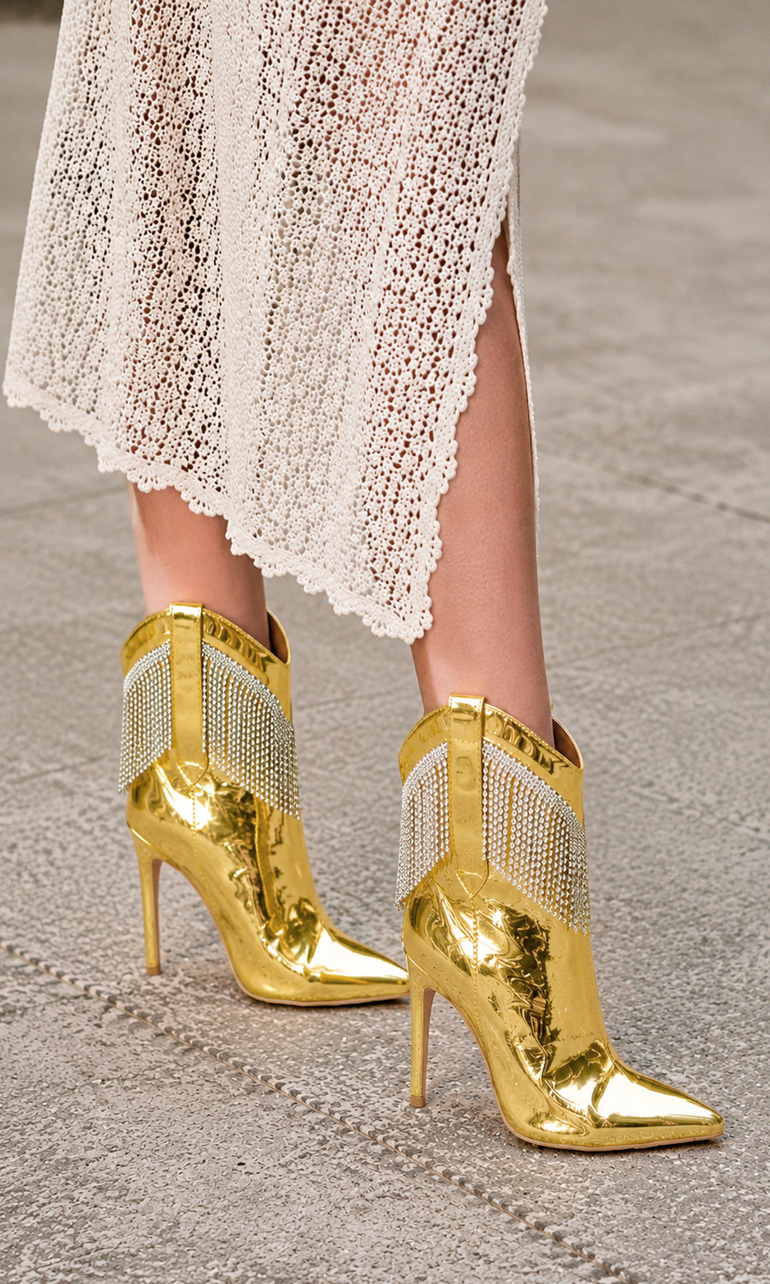 WANTED CÓMO COMBINAR BOTINES DORADOS CON FLECOS DE TACON DELGADO A JUEGO CON VESTIDO BLANCO DE CROCHET Y LUCIR FASHION EN EVENTOS