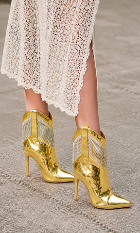 WANTED CÓMO COMBINAR BOTINES DORADOS CON FLECOS DE TACON DELGADO A JUEGO CON VESTIDO BLANCO DE CROCHET Y LUCIR FASHION EN EVENTOS