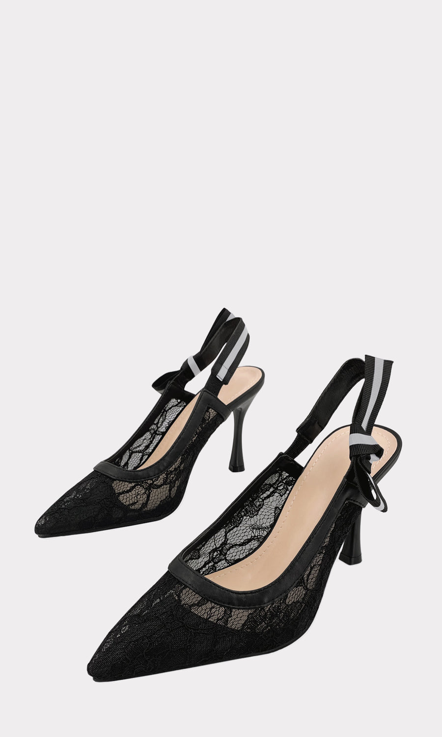WILLOW FASHION GIRL COMBINA VESTIDO NEGRO DE CUERO CON ABERTURA EN PIERNA Y ZAPATILLAS SLINGBACK DEL MISMO COLOR PARA LUCIR CHIC