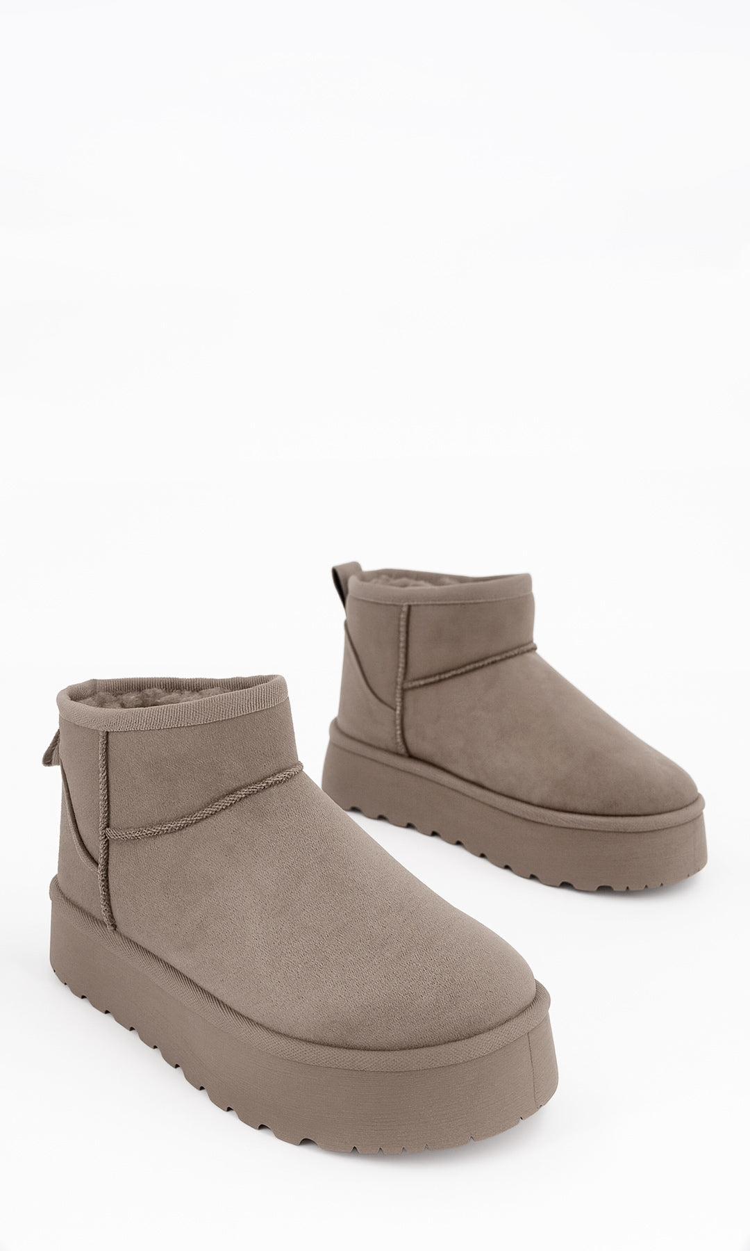 WINTER BOTAS CORTAS TAUPE EN GAMUZA CON SUELA GRUESA 4.5 CM DISEÑO ACOLCHADO PARA LOOKS CASUALES