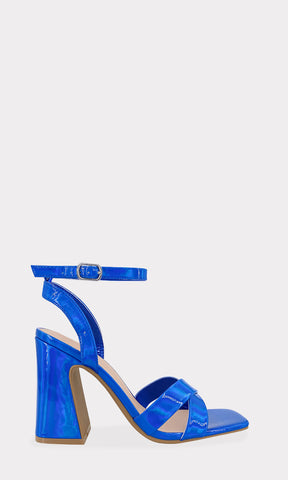 XANTHE TACONES CON PUNTA CUADRADA DE DOS STRAPS CRUZADOS ARRIBA DE LOS DEDOS Y ANKLE STRAP