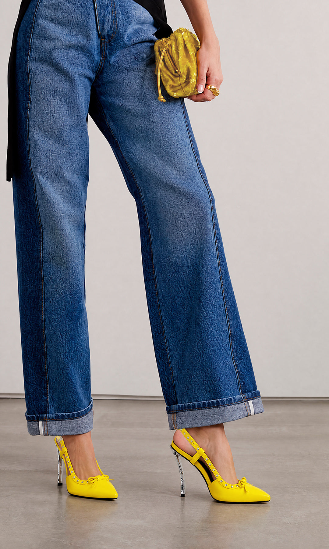ZENITH LOOK CASUAL CHIC PARA USAR EN BRUNCH CON AMIGAS LUCIENDO ZAPATILLAS AMARILLAS DE AGUJA CON PANTALON DE MEZCLILLA Y BLUSA NEGRA 