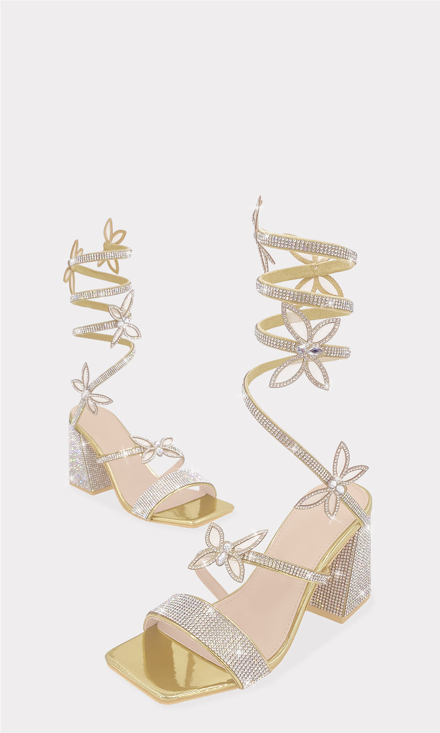 ZURI LOOK PARA USAR EN FIESTAS DE NOCHE COMBINANDO ZAPATILLAS DORADAS DE TACON CON VESTIDO LARGO Y ANILLO PLATEADO