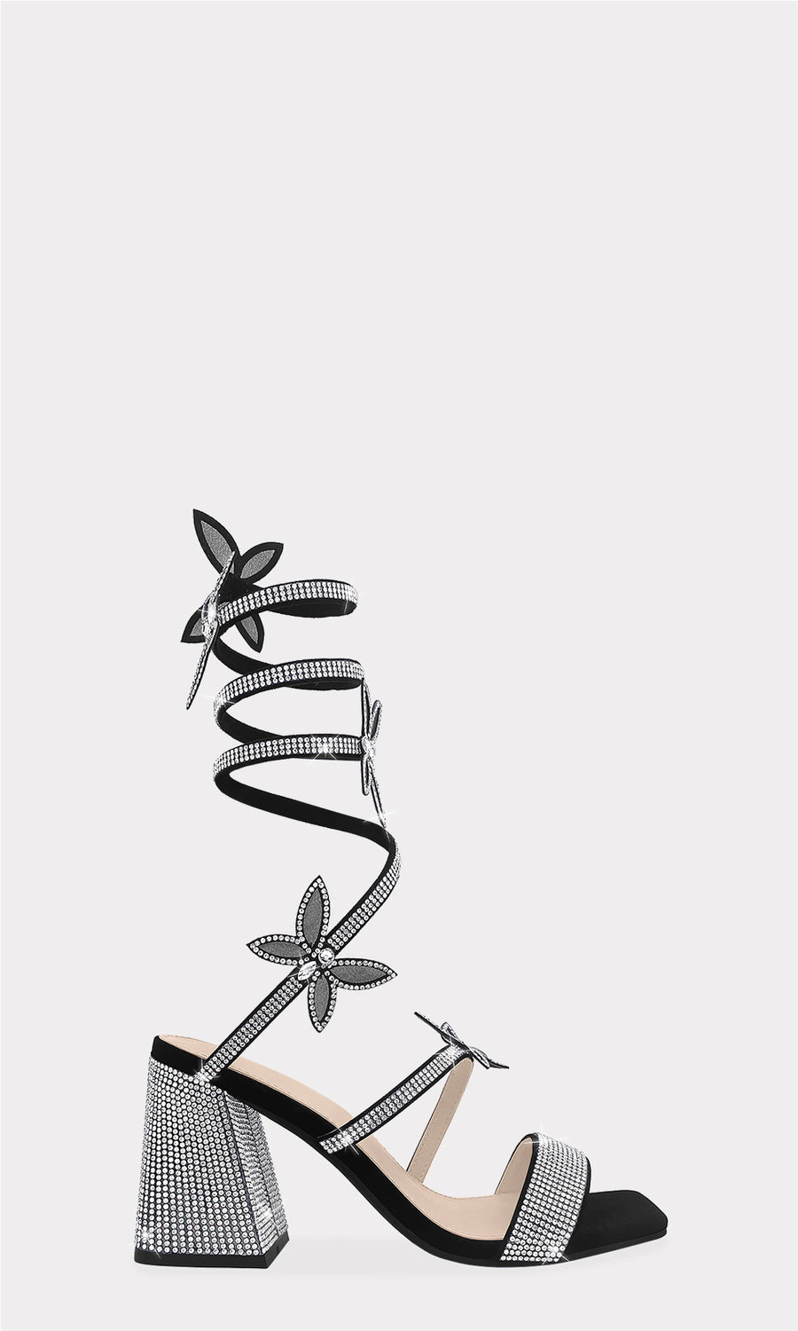 ZURI CHICA USA ZAPATILLAS DE MARIPOSAS EN LACE UP A JUEGO CON VESTIDO NEGRO DE ABERTURA EN PIERNA Y BOLSO PLATEADO CON ANILLO