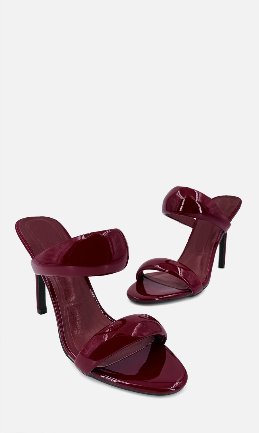 Zapatillas Polish color rojo vino de tacón alto con doble tira brillante, combinadas con pantalón de lentejuelas en un look sofisticado de fiesta