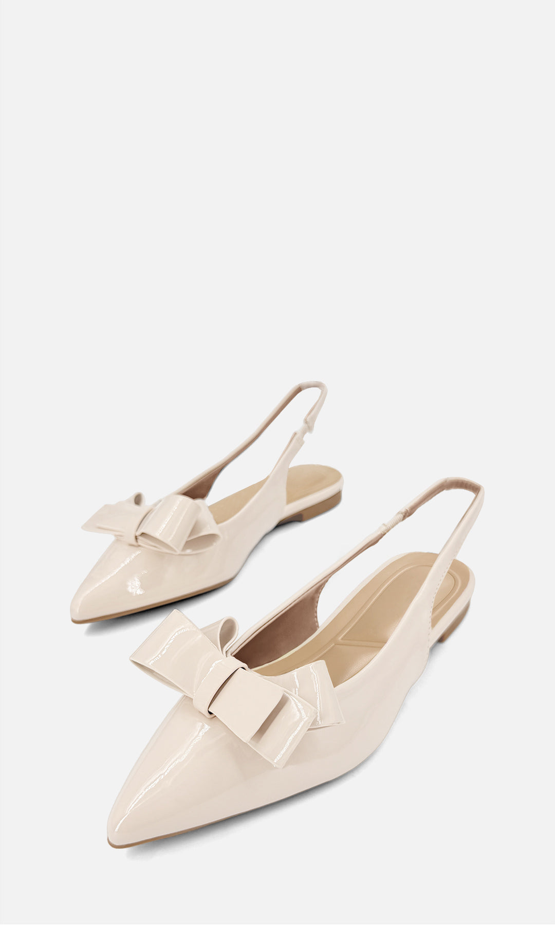 Balerina slingback ALMOND NUDE multitextura con acabado brillante, punta afilada y moño decorativo al frente, vista tres cuartos