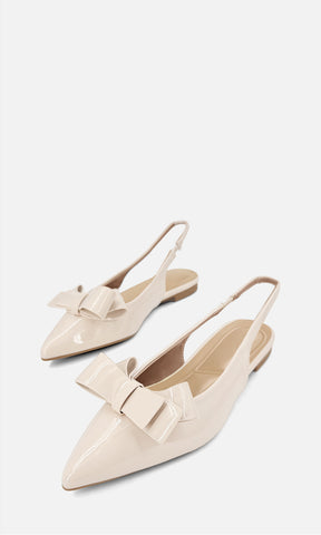 Balerina slingback ALMOND NUDE multitextura con acabado brillante, punta afilada y moño decorativo al frente, vista tres cuartos