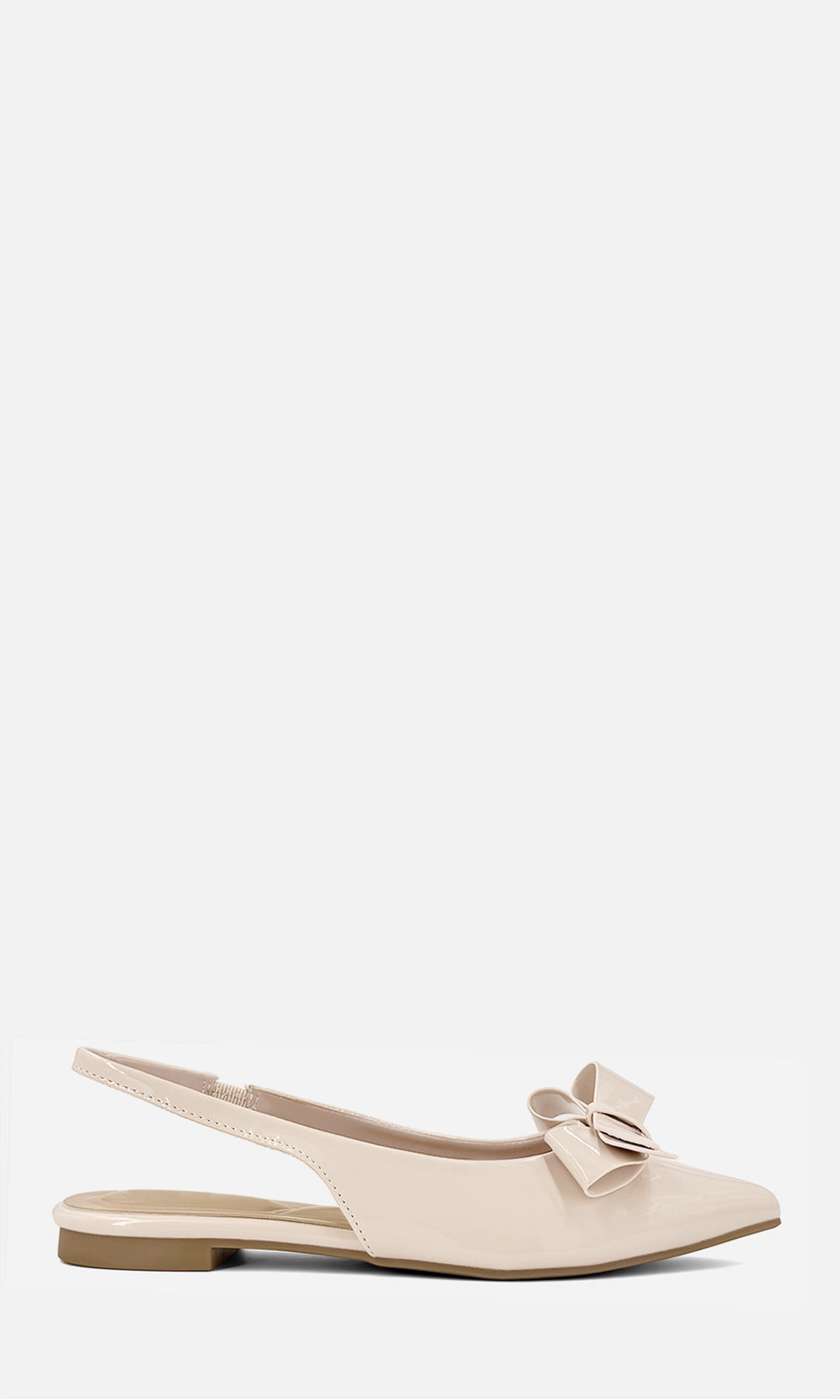Balerina slingback ALMOND NUDE multitextura en tono nude, con punta afilada, moño frontal y diseño destalonado, vista lateral