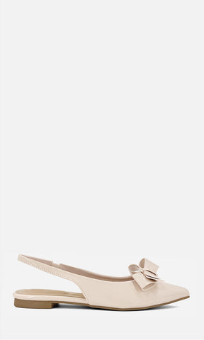 Balerina slingback ALMOND NUDE multitextura en tono nude, con punta afilada, moño frontal y diseño destalonado, vista lateral