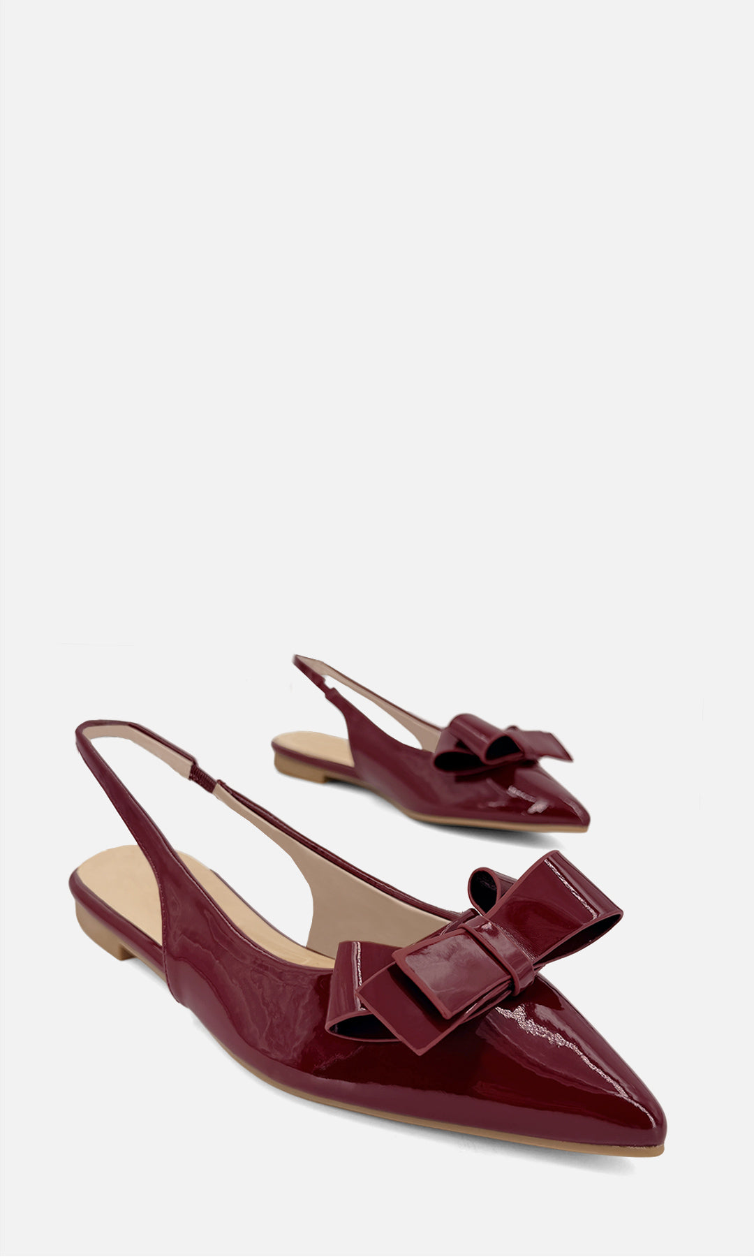 Balerina slingback ALMOND ROJO VINO multitextura en acabado brillante, con punta afilada y moño decorativo al frente, vista tres cuartos