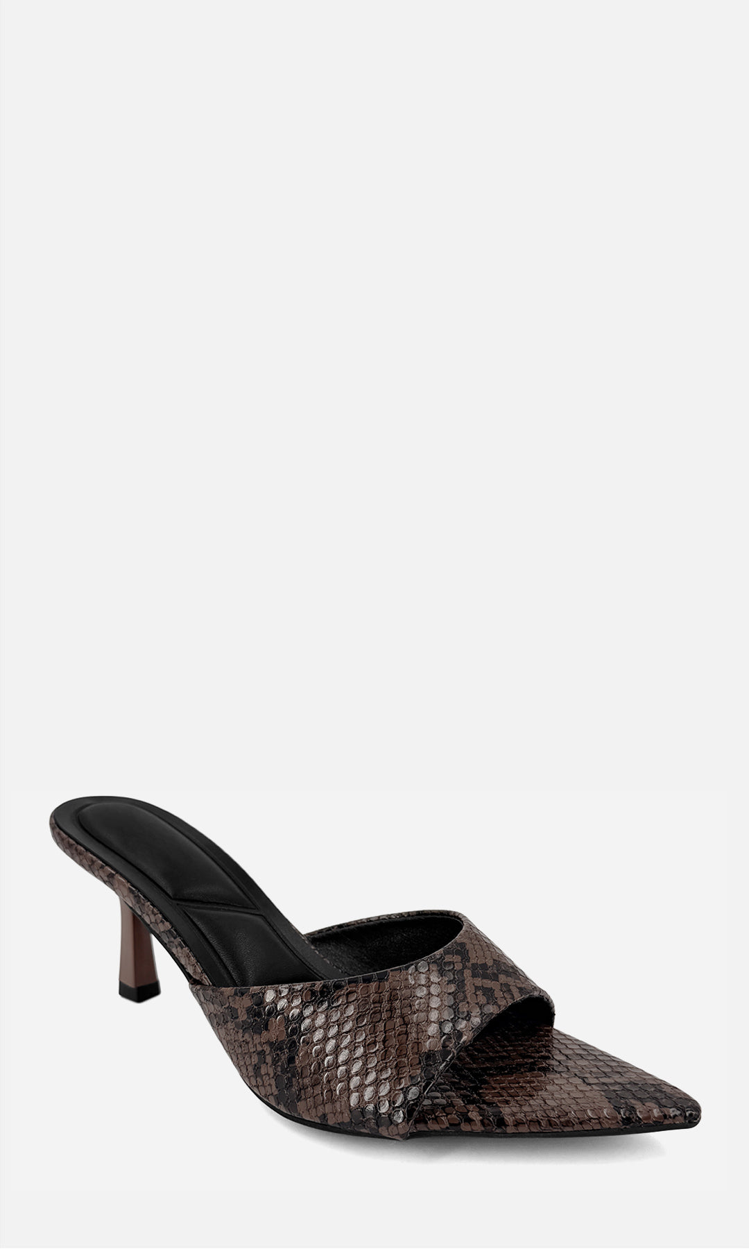 Par de zapatillas mule AMARETTO CAFÉ SNAKE en vista lateral, con textura efecto serpiente en tonos café, diseño abierto y silueta de punta afinada