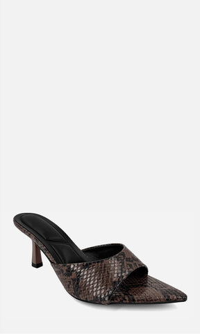 Par de zapatillas mule AMARETTO CAFÉ SNAKE en vista lateral, con textura efecto serpiente en tonos café, diseño abierto y silueta de punta afinada