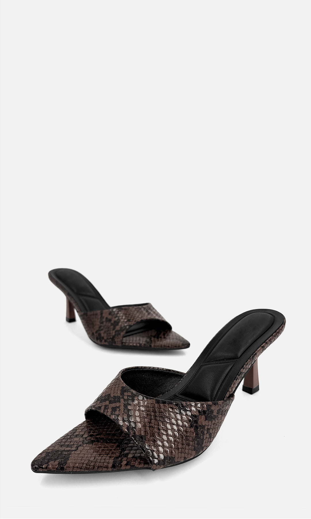 Zapatilla mule AMARETTO CAFÉ SNAKE multitextura en vista 3/4, con estampado efecto serpiente, punta afinada, plataforma de 2.5 cm y tacón de 4.5 cm