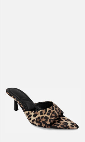 Par de zapatillas mule AMARETTO CAMEL LEOPARDO en vista lateral con animal print en tonos camel y negro, diseño abierto y punta afinada
