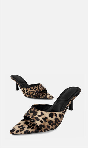 Zapatilla mule AMARETTO CAMEL LEOPARDO multitextura en vista 3/4, con estampado leopardo, punta afinada, plataforma de 2.5 cm y tacón de 4.5 cm