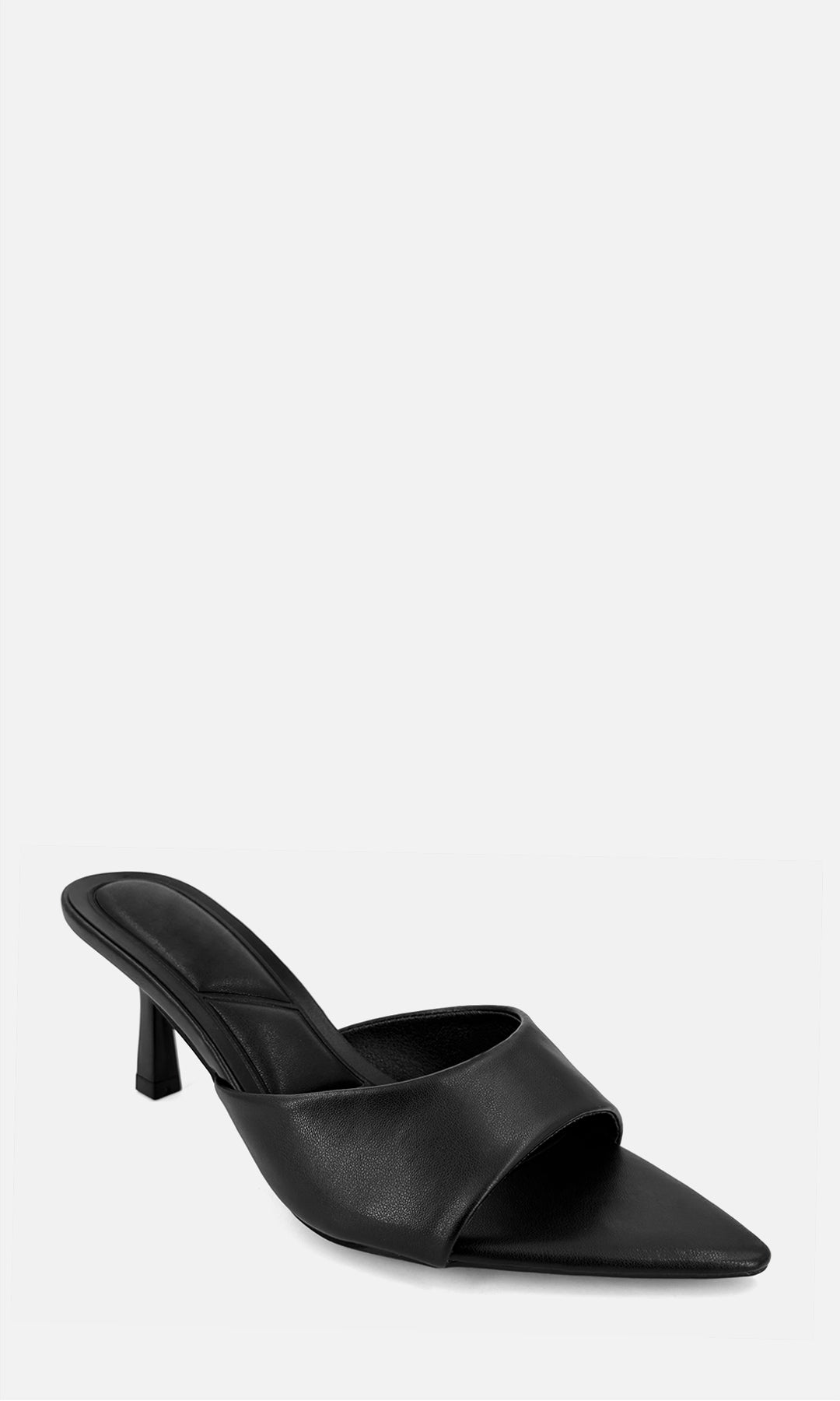 Par de zapatillas mule AMARETTO NEGRO multitextura en vista lateral, con diseño abierto al frente, punta afinada y silueta minimalista en color negro