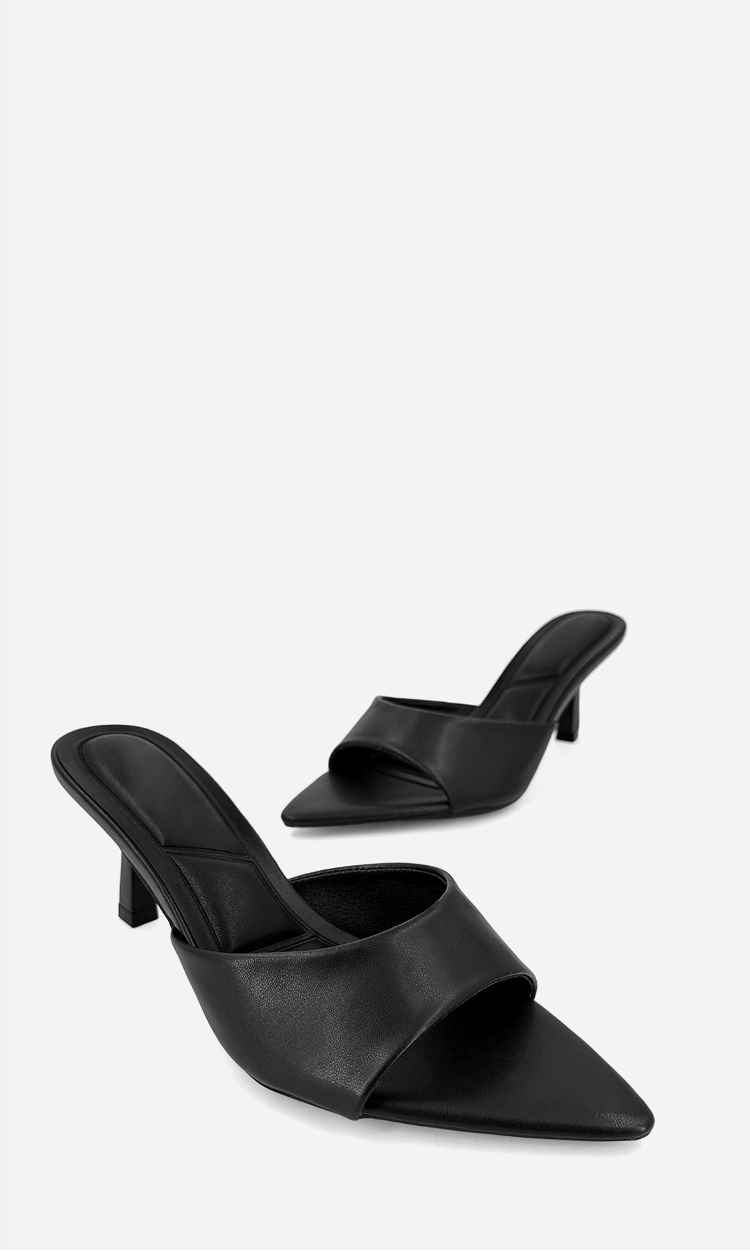 Zapatilla mule AMARETTO NEGRO multitextura en vista 3/4, con punta afinada, empeine amplio, plataforma de 2.5 cm y tacón de 4.5 cm