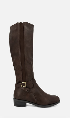 Bota alta estilo ecuestre ARIANNA CAFÉ de vinipiel en perfil, con hebilla decorativa, panel elástico y tacón bajo de 4 cm