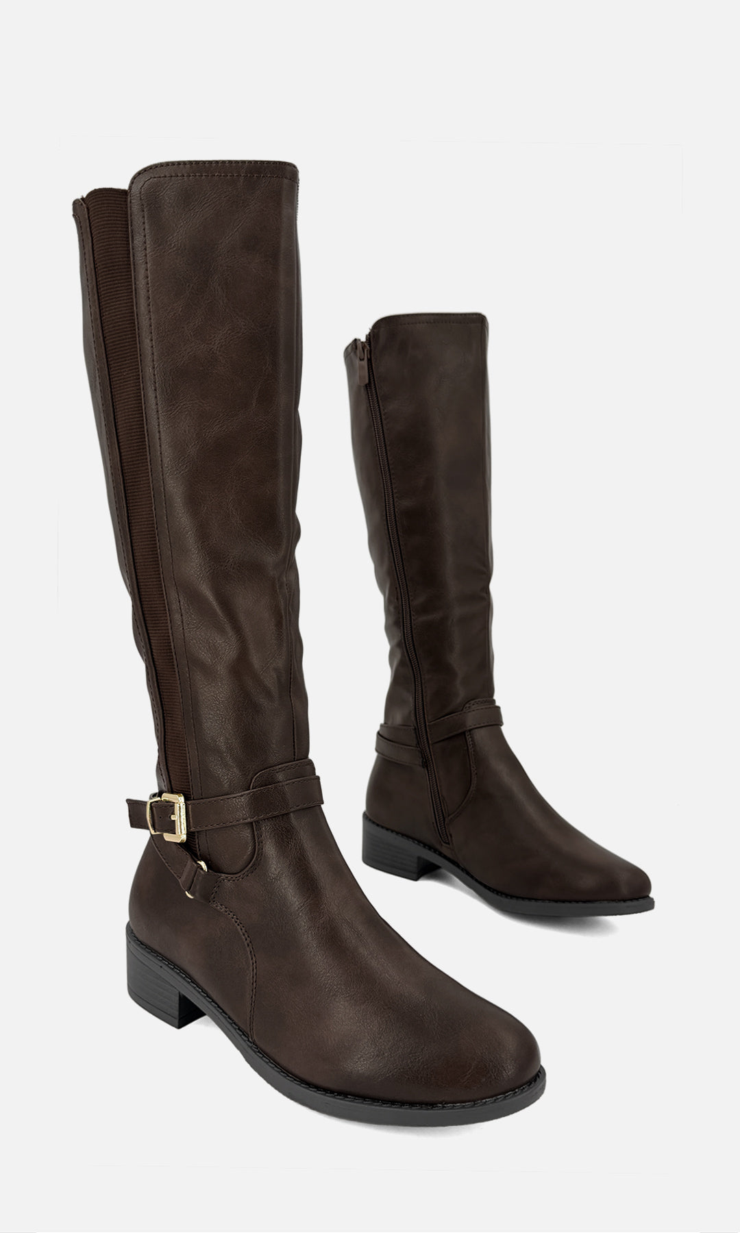 Par de botas altas estilo ecuestre ARIANNA CAFÉ de vinipiel en vista 3/4, con hebilla decorativa, panel elástico y tacón bajo de 4 cm