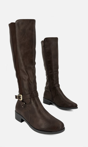 Par de botas altas estilo ecuestre ARIANNA CAFÉ de vinipiel en vista 3/4, con hebilla decorativa, panel elástico y tacón bajo de 4 cm