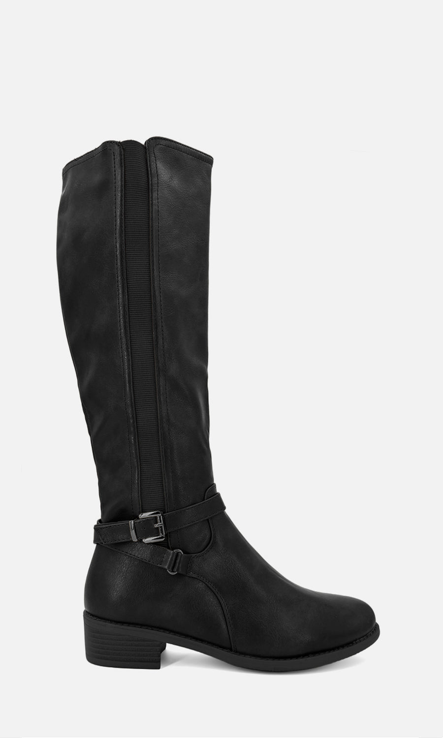 Bota alta Arianna negra de estilo ecuestre, con caña lisa, punta redonda, tacón bajo y detalle de correa con hebilla metálica en el tobillo, combinada con blazer de pata de gallo