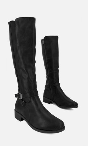 Par de botas altas estilo ecuestre ARIANNA NEGRO de vinipiel en vista 3/4, con hebilla decorativa, panel elástico y tacón bajo de 4 cm