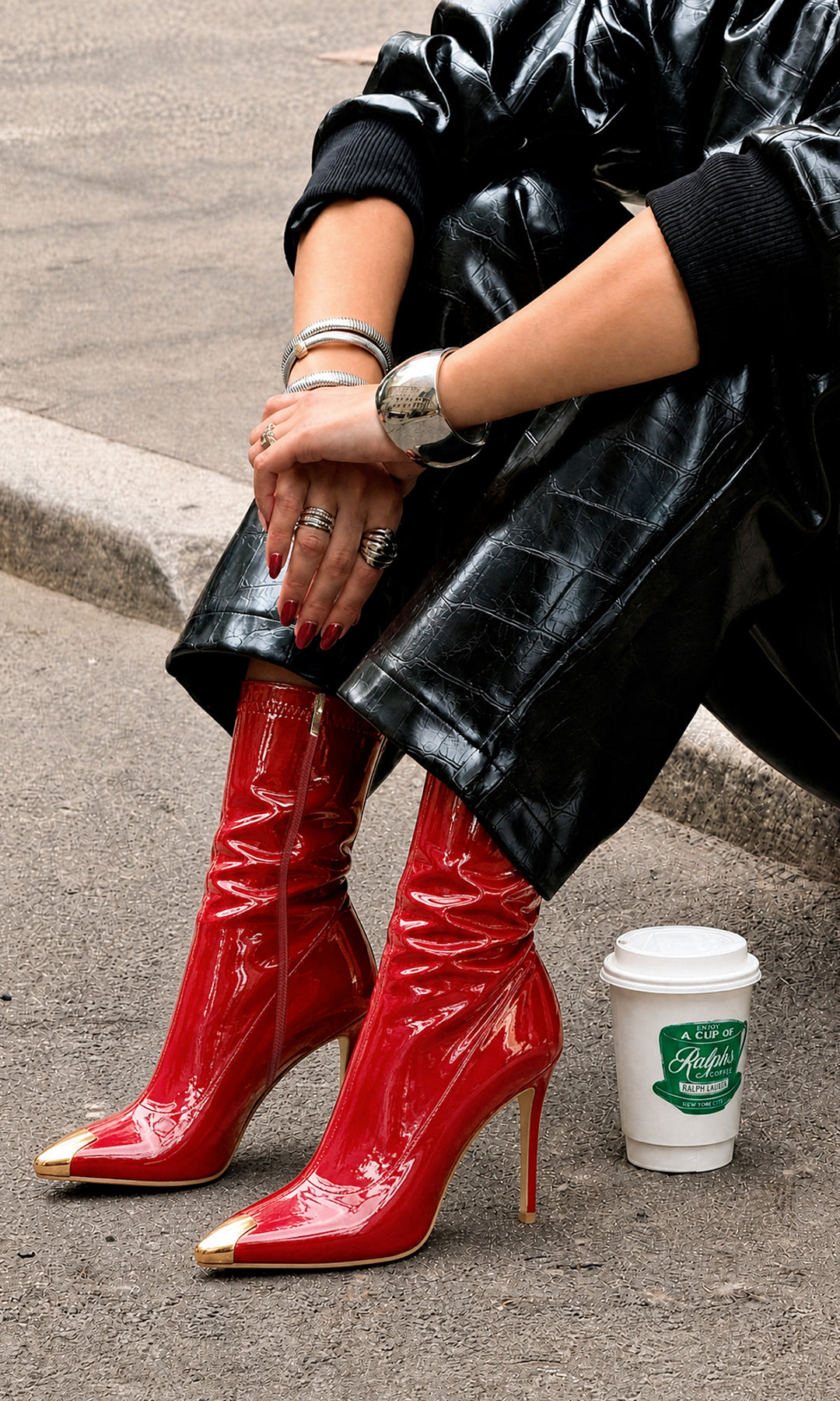 Botas ARIZONA rojas de charol con punta metálica dorada y tacón alto, perfectas para crear un look llamativo con prendas en tonos neutros.