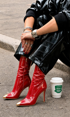 Botas ARIZONA rojas de charol con punta metálica dorada y tacón alto, perfectas para crear un look llamativo con prendas en tonos neutros.