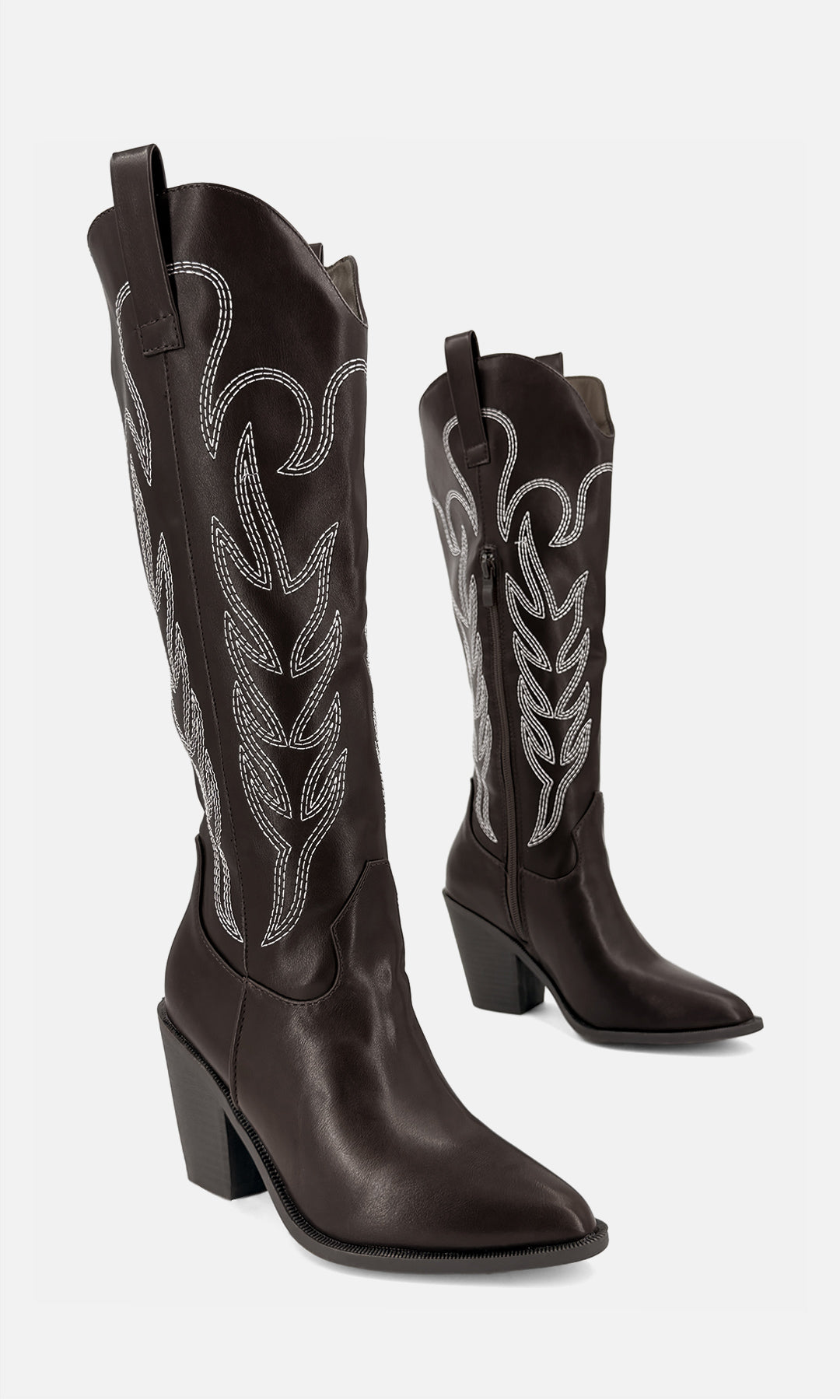 Bota vaquera alta PONY CAFE con bordados western en contraste, punta estilizada y tacón ancho, vista tres cuartos